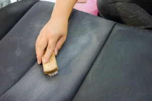 طريقة تنظيف الزيت من الكنب