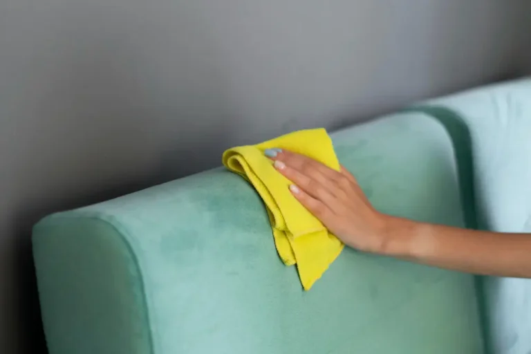 طريقة تنظيف الزيت من الكنب وداعاً للبقع العنيدة!