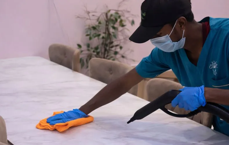 تنظيف الطاولات