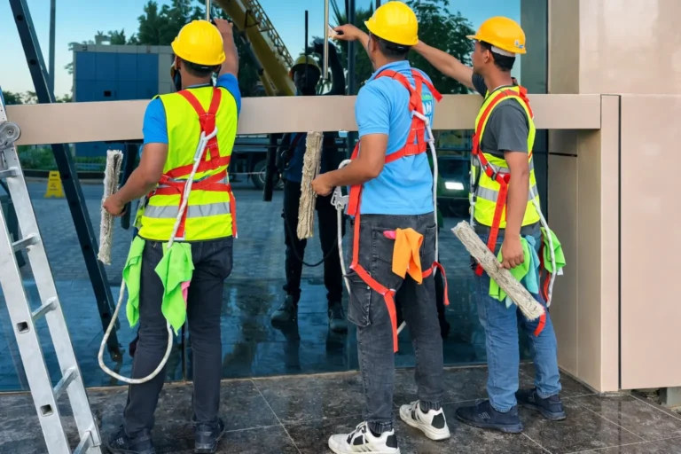 تنظيف واجهات زجاج