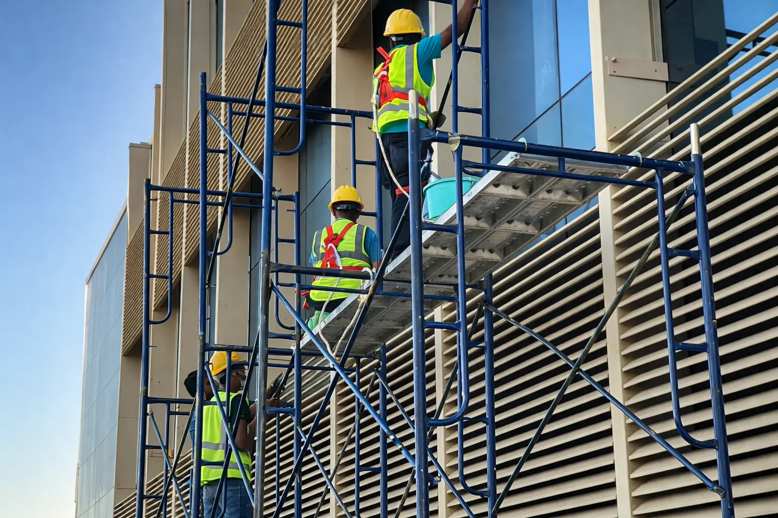 تنظيف واجهات كلادينج بتبوك